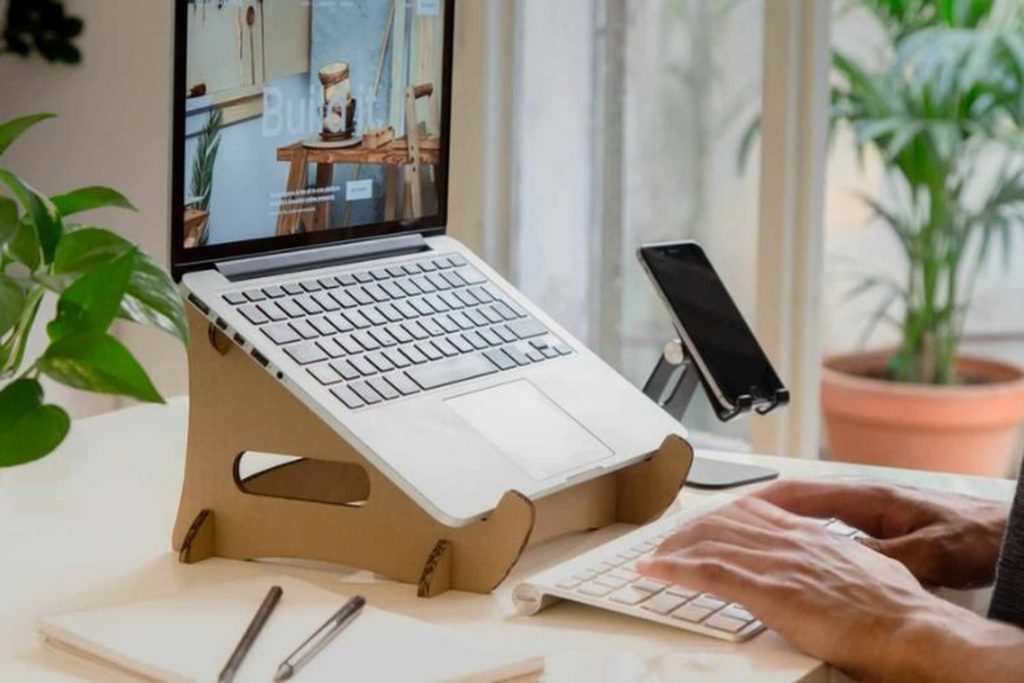 Cách làm mát máy tính laptop bằng đế tản nhiệt